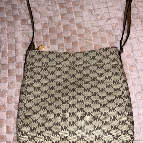 Michael Kors Beige and Gold Women's Bag - Picture 2 of 3